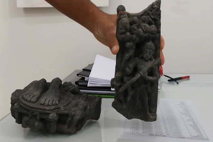 নাটোরের সিংড়ায় পুকুর থেকে বিষ্ণুমূর্তি উদ্ধার, থানায় জমা