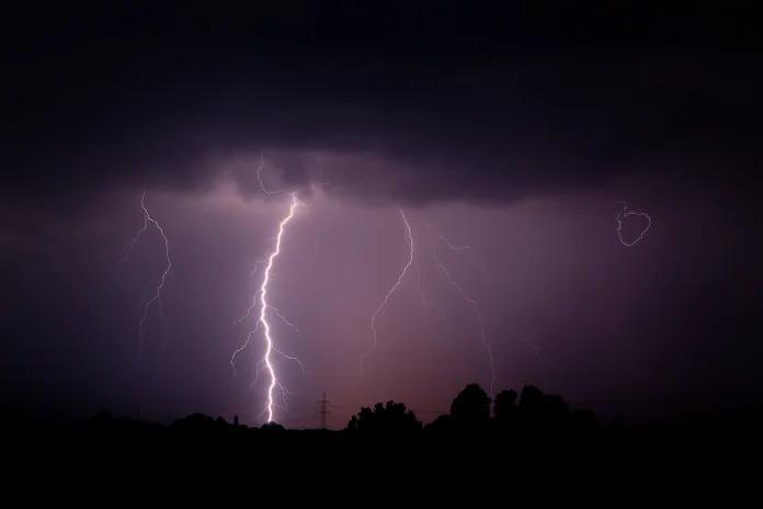 চাঁপাইনবাবগঞ্জে পৃথক বজ্রপাতে ৩ জন নিহত, পরিবারকে সহায়তার আশ্বাস প্রশাসনের