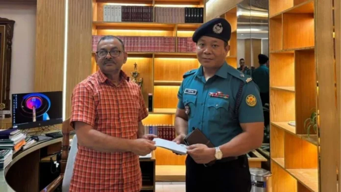 ধানমণ্ডিতে মব নিয়ন্ত্রণে ওসি পুরস্কৃত, ছাত্রনেতা ছাড়িয়ে আনায় এনসিপি নেতাকে কারণ দর্শাও