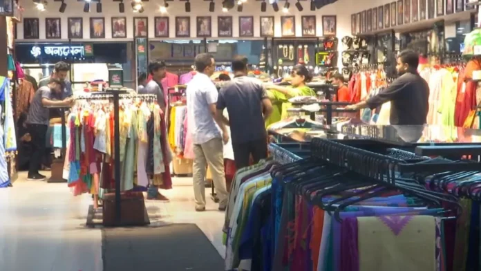 ঈদ উপলক্ষে দেশীয় পোশাকের কেনাকাটায় ভিড়