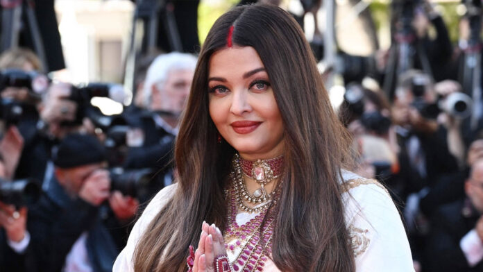 কান ফেস্টিভ্যালে মাথা ভর্তি সিঁদুরে ঐশ্বরিয়া, প্রেমে ভাসছে বচ্চন দম্পতি