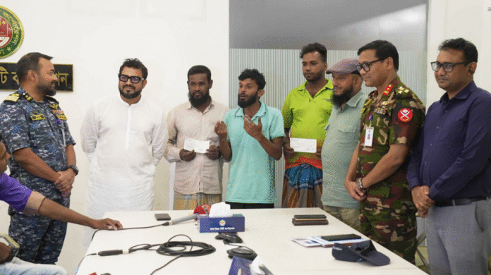 অভিযানে গুঁড়িয়ে দেওয়া তিন রিকশার চালক পেলেন দেড় লাখ টাকা