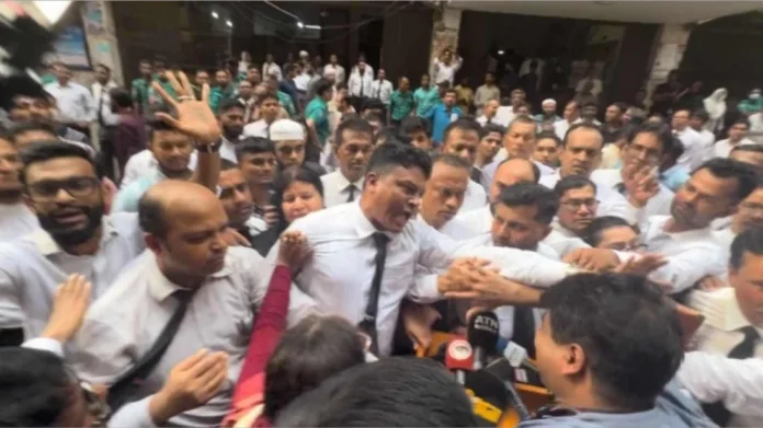 আদালতপাড়ায় সাংবাদিকদের ওপর চড়াও বিএনপিপন্থি আইনজীবীরা