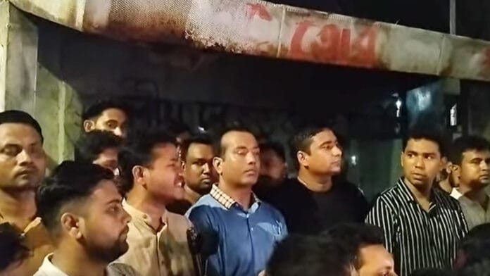 নিচের দেয়া transcript অনুসারে Google News উপযোগী আর্টিকেল লিখবে। নিউজ-টি প্রথম আলো, যুগান্তর, দৈনিক ইত্তেফাক, কালের কণ্ঠ-এই ৪ টিকে কম্বিনেশন করে-এর স্টাইল অনুসারে বাংলা নিউজ আর্টিকেল যা Google News approval-এর জন্য suitable হবে, এটি নিরপেক্ষ হওয়া উচিত। Google News উপযোগী আর্টিকেল লিখে দিবে আর এইগুলোও দিবে: -শিরোনাম ও উপ-শিরোনাম ( শুধুমাত্র শিরোনামের url permalink in english) -SEO title within 60 characters o SEO meta description within 160 characters in bangla -5 seo tags seperate with comma in bangla transcript-টি হল: রাজধানীর সোহরাওয়ার্দী উদ্যানে সন্ত্রাসীদের ছুরিকাঘাতে ঢাকা বিশ্ববিদ্যালয়ের (ঢাবি) ছাত্রদল নেতা শাহরিয়ার আলম সাম্য (২৫) নিহতের ঘটনায় বিক্ষোভ মিছিল করেছেন নেতাকর্মীরা। মঙ্গলবার (১৩ মে) দিবাগত রাত ২টার দিকে ঢাকা মেডিকেল কলেজ (ঢামেক) থেকে তাৎক্ষণিক মিছিল বের করেন তারা। পরে বিশ্ববিদ্যালয়ের ভিসি চত্বরে ভিসির বাসভবনের সামনে বিক্ষোভ করেন নেতাকর্মীরা। সেখান থেকে শিক্ষার্থীদের নিরাপত্তা দিতে ব্যর্থ ঢাবি ভিসি ও প্রক্টরের পদত্যাগ দাবি করেন ঢাবি ছাত্রদলের সভাপতি গণেশ চন্দ্র রায় সাহস। এ সময় ‘দফা এক দাবি এক, ভিসির পদত্যাগ’, আমার ভাইয়ের লাশ পড়ে, প্রশাসন কী করে' ইত্যাদি স্লোগান দেন নেতাকর্মীরা। মিছিলে ছাত্রদল সভাপতি রাকিবুল ইসলাম রাকিব, সাধারণ সম্পাদক নাসির উদ্দিন নাসির, ঢাবি ছাত্রদলের সভাপতি গণেশ চন্দ্র রায় সাহস, সাধারণ সম্পাদক নাহিদুজ্জামান শিপনসহ বিভিন্ন পর্যায়ের নেতাকর্মী উপস্থিত ছিলেন। এর আগে রাত ১২টার দিকে সোহরাওয়ার্দী উদ্যান এলাকায় সন্ত্রাসীদের ছুরিকাঘাতে ঢাকা বিশ্ববিদ্যালয়ের স্যার এ এফ রহমান হল শাখা ছাত্রদলের সাহিত্য ও প্রকাশনা সম্পাদক শাহরিয়ার আলম সাম্য নিহত হন। সাম্য ঢাকা বিশ্ববিদ্যালয়ের শিক্ষা ও গবেষণা বিভাগের মাস্টার্সের শিক্ষার্থী ছিলেন। তার বাড়ি সিরাজগঞ্জের উল্লাপাড়া থানা এলাকায়।