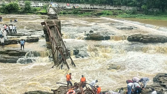 ভারতের পর্যটনকেন্দ্রে সেতু ধসে ২ জন নিহত, আহত ৩২