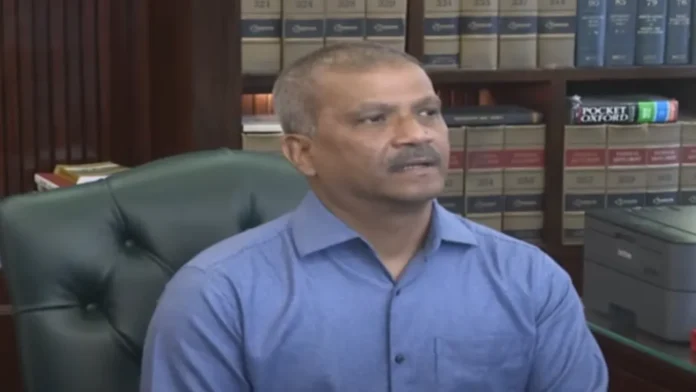 পর্যালোচনা রিপোর্ট না আসা পর্যন্ত কর্মসূচি স্থগিতের আহ্বান আইন উপদেষ্টার