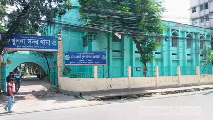 খুলনায় বিক্ষোভ, এসআই সুকান্তের মুক্তির প্রতিবাদে থানা ঘেরাও