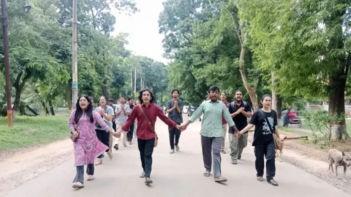 জাহাঙ্গীরনগরে ৫০টির বেশি গাছ কেটে ভবন নির্মাণ, আন্দোলনে উত্তাল ছাত্ররা