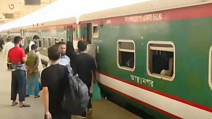 ঘরমুখো মানুষের ভিড়