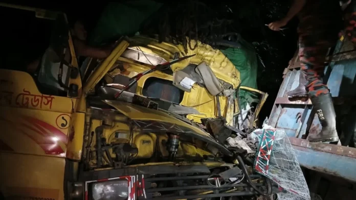 উজিরপুরে ট্রাকের মুখোমুখি সংঘর্ষে নিহত ২