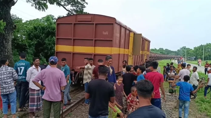 চুয়াডাঙ্গায় মালবাহী ট্রেন লাইনচ্যুত, খুলনার সঙ্গে রেল যোগাযোগ বন্ধ