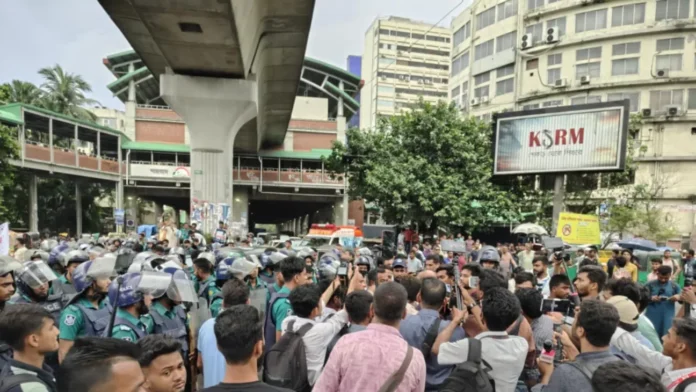 বিসিএস সংস্কারের দাবিতে শাহবাগে চাকরি প্রার্থীদের বিক্ষোভ, পুলিশের সঙ্গে সংঘর্ষ