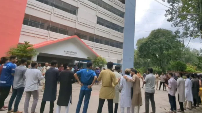 চবি শিক্ষক কুশলের পদোন্নতি স্থগিত, ছাত্রদের বিক্ষোভে অবরুদ্ধ উপাচার্য