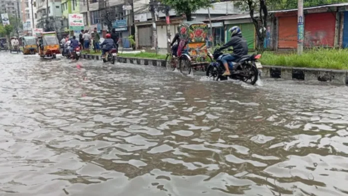 বরিশাল ও ভোলায় টানা বর্ষণে জলাবদ্ধতা, বিপাকে জনজীবন