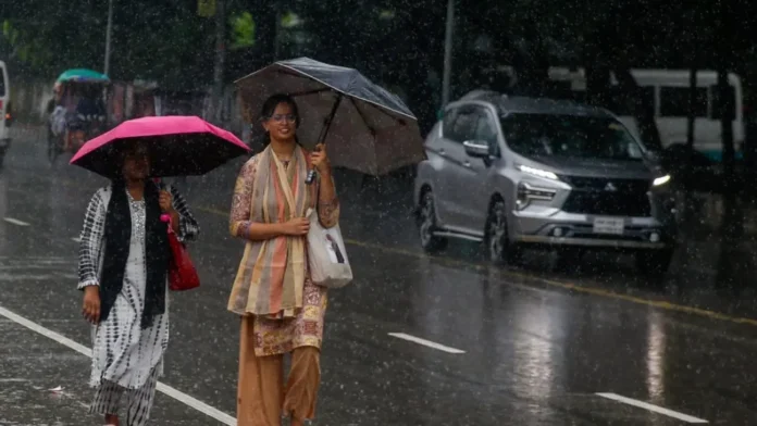 পাঁচ বিভাগে ভারী বৃষ্টির সম্ভাবনা, চট্টগ্রামে পাহাড়ধসের আশঙ্কা