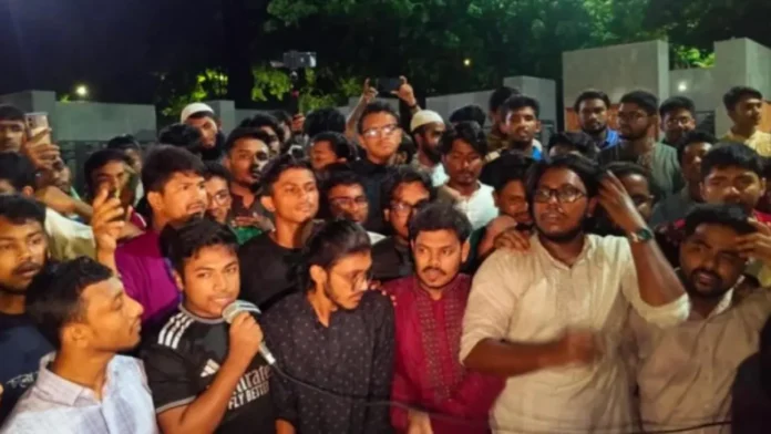 ঢাবি শিক্ষার্থীদের বিক্ষোভ, লাল চাঁদের হত্যার প্রতিবাদ ও চাঁদাবাজির অভিযোগ