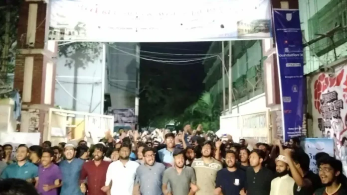 মিটফোর্ডে ব্যবসায়ী হত্যার প্রতিবাদে জবি শিক্ষার্থীদের বিক্ষোভ
