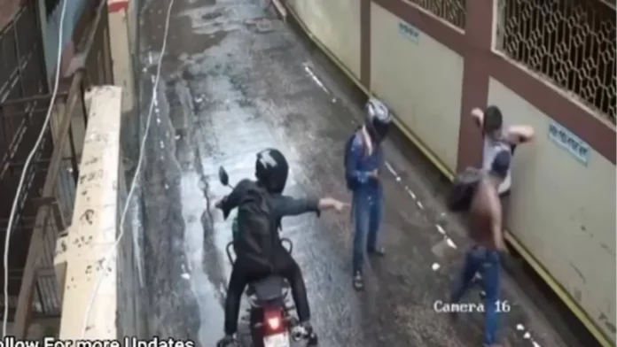 ঢাকায় দিনের আলোয় ছিনতাই: তরুণকে বিবস্ত্র করে লুট