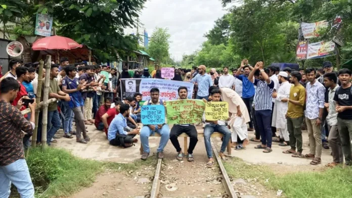 বগুড়ায় রেল দুর্ঘটনার প্রতিবাদে আজিজুল হক কলেজ শিক্ষার্থীদের রেলপথ অবরোধ