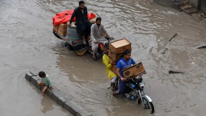 পাকিস্তানে মৌসুমি বৃষ্টিতে ১১০ জনের মৃত্যু, অর্ধশতাধিক শিশু