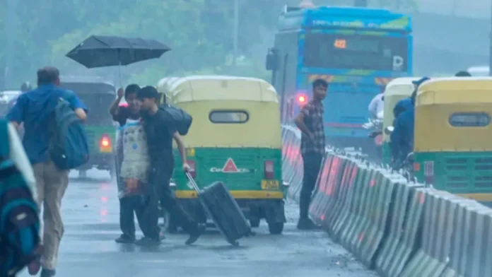 ভারতে মৌসুমি বৃষ্টিপাতে লাল সতর্কতা, ঝাড়খণ্ড ও হিমাচলে বন্যার আশঙ্কা