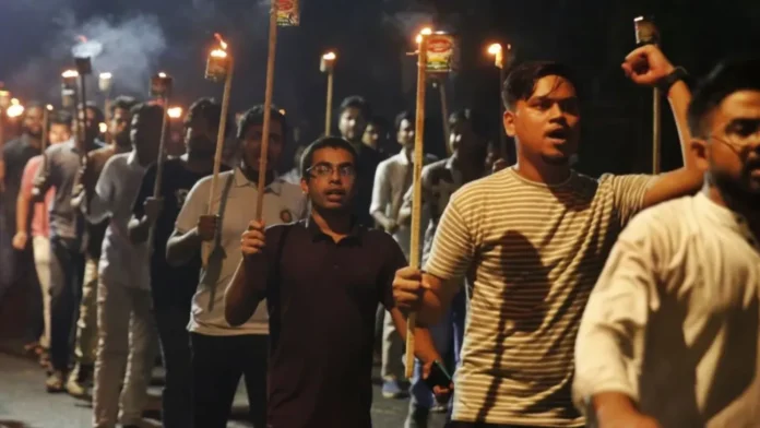 বিএনপি নেতার হত্যার প্রতিবাদে ঢাবিতে ছাত্রদলের মশাল মিছিল