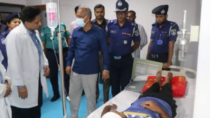 গোপালগঞ্জে সহিংসতা: আহত পুলিশ সদস্যদের দেখতে রাজারবাগে গেলেন উপদেষ্টা জাহাঙ্গীর