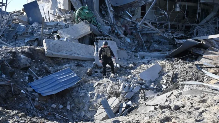 খারকিভে রাশিয়ার হামলা, ইউক্রেনে নিহত ১৪, জেলেনস্কি ও ট্রাম্পের আলোচনার আগে পরিস্থিতি উত্তপ্ত