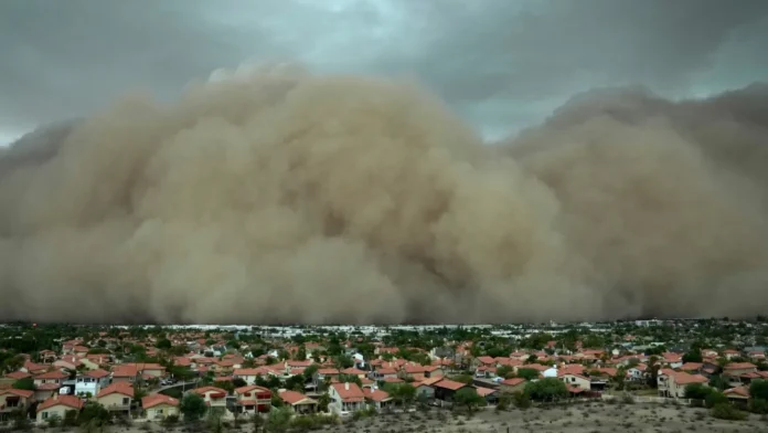 ফিনিক্সে ধুলিঝড়ে বিদ্যুৎ বিভ্রাট ও বিমানবন্দর কার্যক্রমে বিঘ্ন
