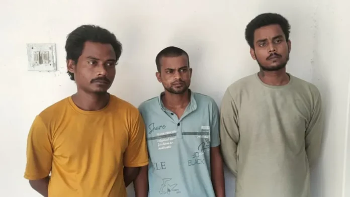 বিএসএফের চাপানো তিন ব্যক্তিকে যশোরে পুলিশ আটক করেছে