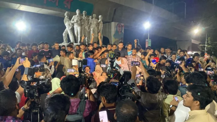 ঢাবিতে ছাত্রদলের কমিটি বাতিলের দাবিতে শিক্ষার্থীদের মধ্যরাতের মিছিল