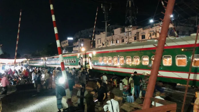 গাজীপুরে পদ্মা এক্সপ্রেসের ড্রেইলমেন্টে দুই ঘণ্টা বন্ধ ঢাকা-উত্তর ট্রেন যোগাযোগ