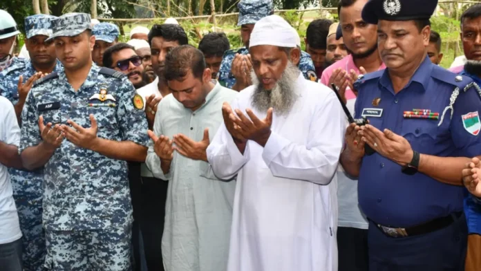 উত্তরায় ফাইটার জেট দুর্ঘটনায় নিহতদের কবর জিয়ারত করল বাংলাদেশ বিমান বাহিনী
