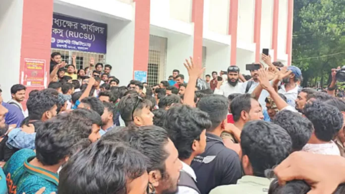 চট্টগ্রাম বিশ্ববিদ্যালয়ে সংঘর্ষে শতাধিক আহত, দেশজুড়ে অস্থিরতা চট্টগ্রাম বিশ্ববিদ্যালয়ে সংঘর্ষে শতাধিক আহত, দেশজুড়ে অস্থিরতা