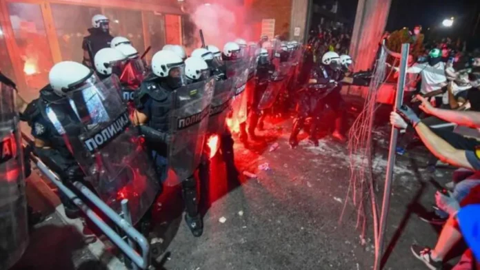 সার্বিয়ায় ছাত্রনেতৃত্বাধীন বিক্ষোভে পুলিশের সঙ্গে সংঘর্ষ, আটক ৪২ জন