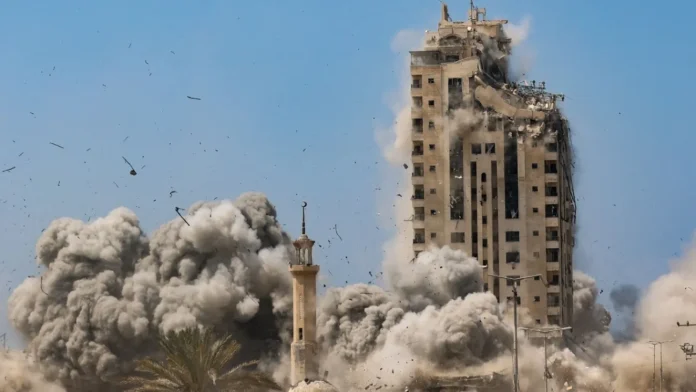 ইসরায়েলের হামলায় গাজা সিটির উচ্চতাভিত্তিক ভবন ধ্বংস