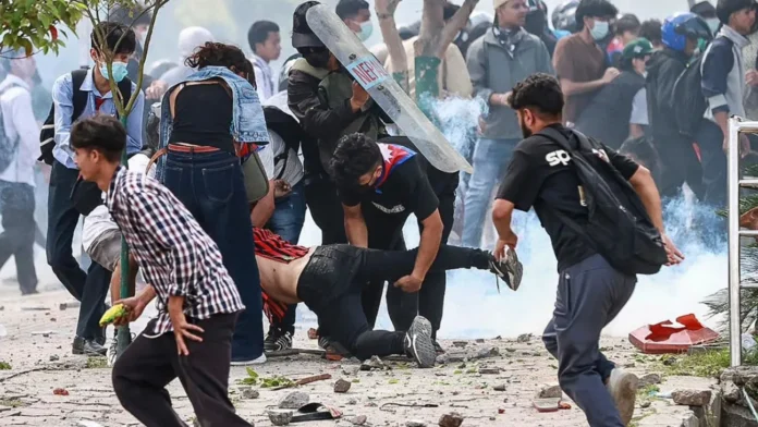 কাঠমান্ডুতে সামাজিক যোগাযোগমাধ্যম নিষিদ্ধের প্রতিবাদে সংঘর্ষে নিহত ১৯ জন