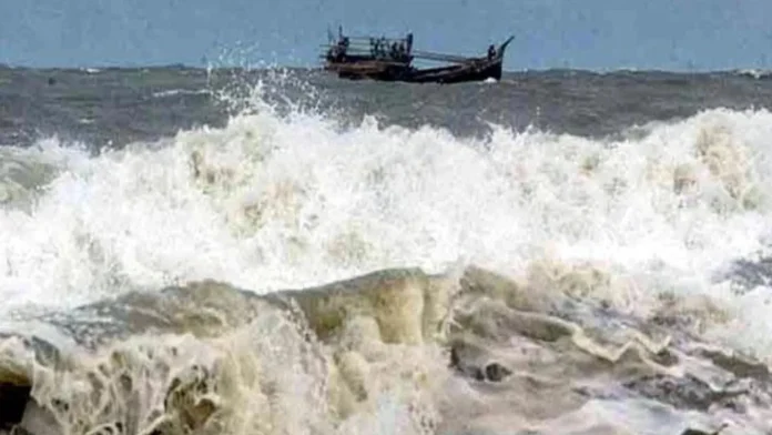 সাগরে নিখোঁজ ১৮ জেলের খোঁজে উদ্ধার অভিযান শুরু