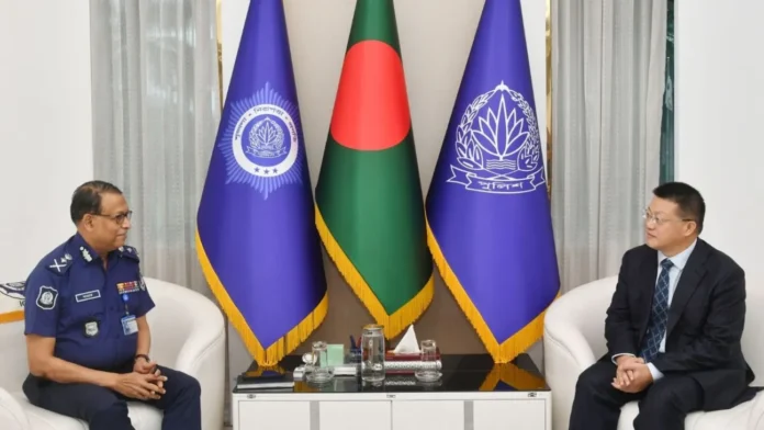 চীনা রাষ্ট্রদূত বাংলাদেশের পুলিশের কাছে কম্পিউটার ও প্রিন্টার হস্তান্তর