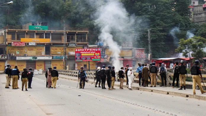 পাকিস্তানি কাশ্মীরে চার দিনের প্রতিবাদের মধ্যে অন্তত ৮ জন নিহত