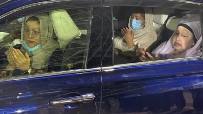 দীর্ঘ ছয় বছর পর জিয়াউর রহমানের সমাধিতে খালেদা জিয়া, রাতে দোয়া ও মোনাজাত