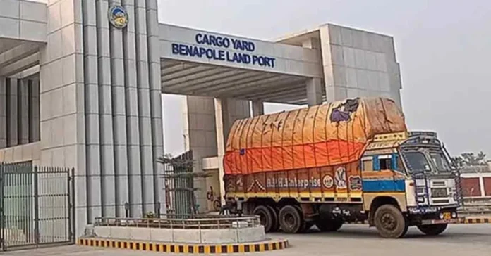 বেনাপোলে সন্ধ্যার পর আমদানি-রপ্তানি বন্ধে বাণিজ্য স্থবির, ব্যবসায়ীদের ক্ষোভ বেনাপোলে সন্ধ্যার পর আমদানি-রপ্তানি বন্ধে বাণিজ্য স্থবির, ব্যবসায়ীদের ক্ষোভ