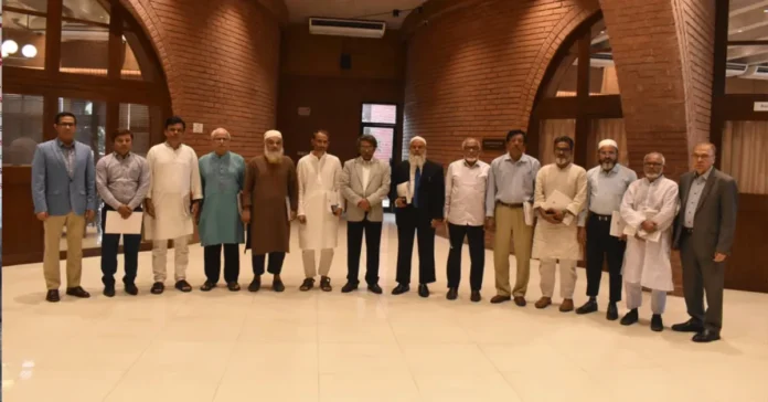 জুলাই আন্দোলনের শহীদ পরিবারের সঙ্গে জাতীয় ঐকমত্য কমিশনের বৈঠক জুলাই আন্দোলনের শহীদ পরিবারের সঙ্গে জাতীয় ঐকমত্য কমিশনের বৈঠক