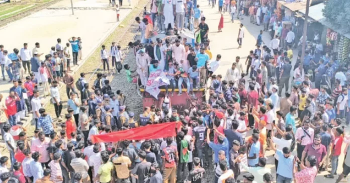 ভৈরব জেলা দাবি: রেল অবরোধ ও ট্রেনে হামলা, আহত অন্তত ২০ ভৈরব জেলা দাবি: রেল অবরোধ ও ট্রেনে হামলা, আহত অন্তত ২০