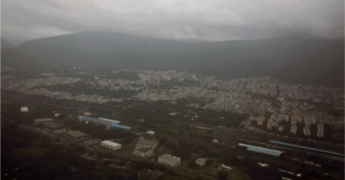 ঘূর্ণিঝড় মন্থা শক্তি বাড়িয়ে অন্ধ্র উপকূলের দিকে, ওডিশায় রেড অ্যালার্ট