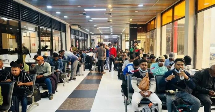 লিবিয়া থেকে আরও ১৭৪ বাংলাদেশির প্রত্যাবর্তন: আইওএমের সহায়তায় দেশে ফেরা লিবিয়া থেকে আরও ১৭৪ বাংলাদেশির প্রত্যাবর্তন: আইওএমের সহায়তায় দেশে ফেরা