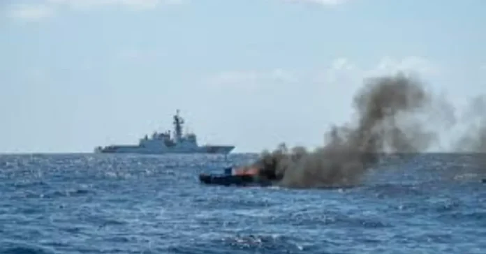 পূর্ব প্রশান্তে যুক্তরাষ্ট্রের তিন হামলায় চার নৌকা ধ্বংস, ১৪ নিহত বলে দাবি পূর্ব প্রশান্তে যুক্তরাষ্ট্রের তিন হামলায় চার নৌকা ধ্বংস, ১৪ নিহত বলে দাবি