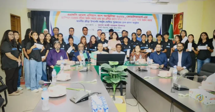 নারী ফুটবল ও হকি দলের হাতে ৭১ লাখ টাকার পুরস্কার দিল এনএসসি