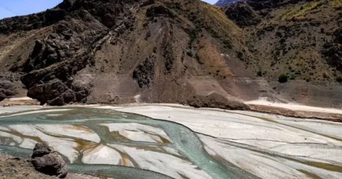 ঐতিহাসিক খরায় তেহরানে তীব্র পানি সংকট: প্রধান বাঁধ দুই সপ্তাহের মধ্যে শুকিয়ে যেতে পারে