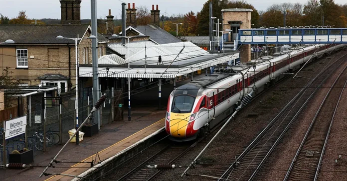 ইংল্যান্ডে ট্রেনে ছুরি হামলা: ৩২ বছর বয়সী যুবক গ্রেপ্তার, আহত ১১